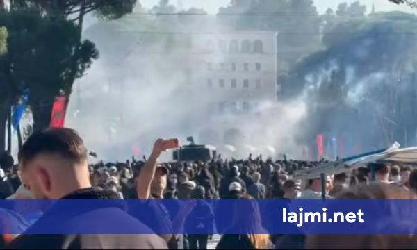 Tensione para Kryeministrisë  protestuesit hedhin molotovë  policia ndërhyn me gaz lotsjellës dhe autobotë me ujë