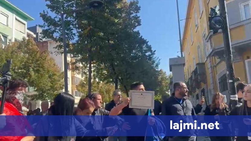 Nis protesta para Ministrisë së Arsimit në Tiranë  i riu gris në shenjë revolte certifikatën si fitues i Olimpiadës së Historisë