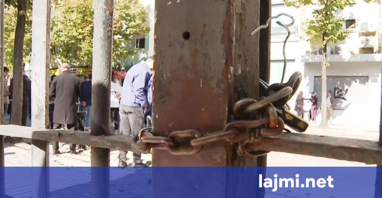 Nisi me këngë e valle  zgjat pak  festa  te Ministria e Arsimit  hidhen mjete piroteknike