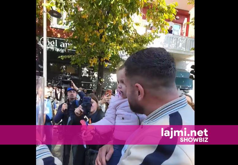 Luiz Ejlli i bashkohet protestës në Tiranë me Kiarën dhe vajzën
