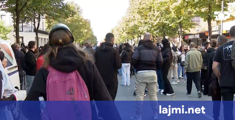 LAJMI I FUNDIT  Tensione në protestë  nis hedhja e gurëve  lëndohet një gazetare