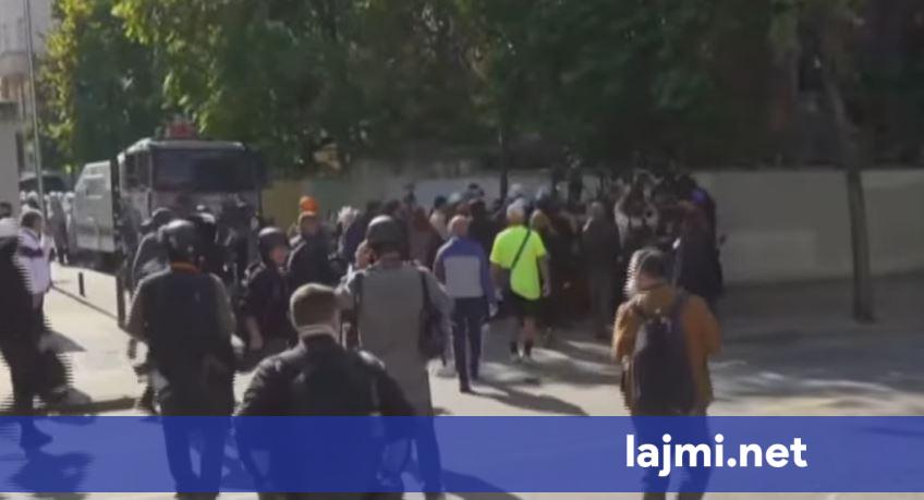 Tensione te Ministria e Arsimit në Tiranë  protestuesit heqin pllakat e trotuarit  ndërhyn policia