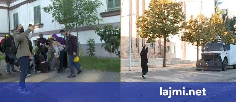 Pas përballjes verbale me policinë  protestuesja humb ndjenjat  u hodh ujë dhe gaz lotsjellës