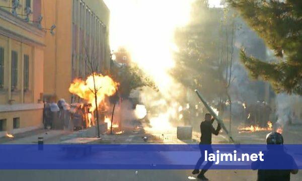 Përshkallëzohet më tej protesta në Tiranë  Policia i përgjigjet me plumba gome breshërisë së molotovëve