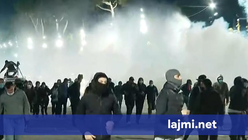 Vërshojnë molotovët drejt autoboteve  policët i përgjigjen me ujë