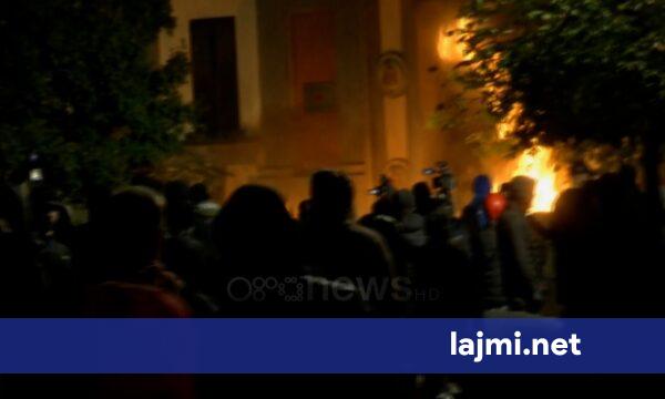 Protestuesit i vënë zjarrin Ministrisë së Infrastrukturës