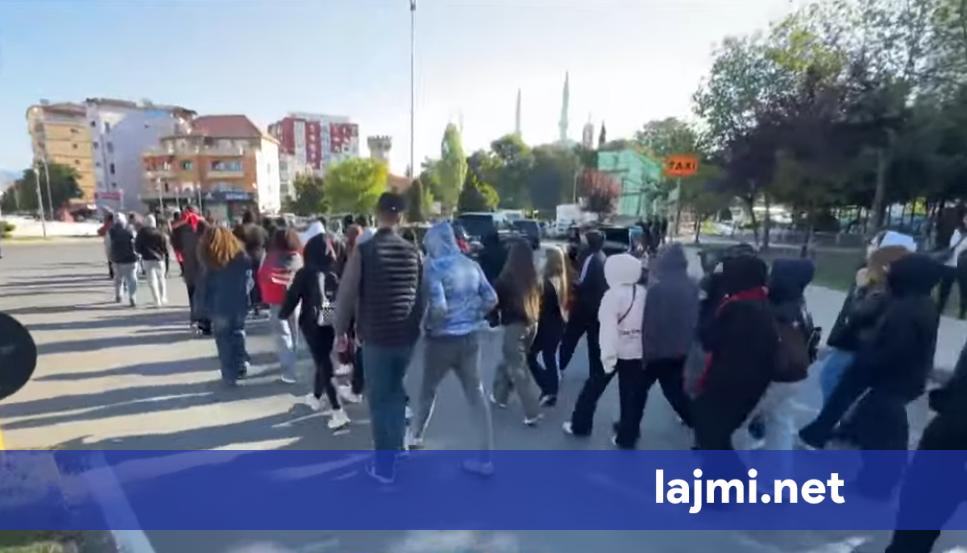 Gjimnazistët nisin marshimin në Shkodër  thirrje për bojkot të mësimit