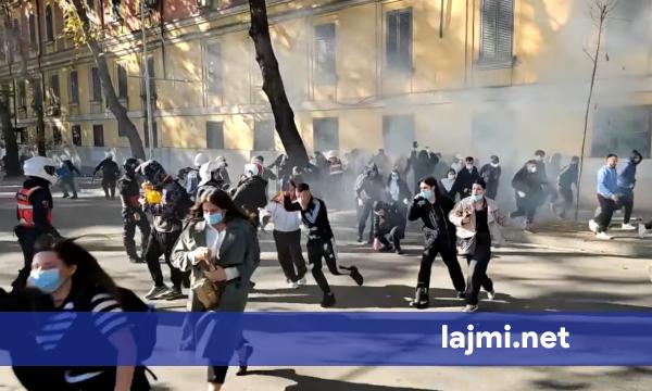 Protestuesit shoqërohen me forcë në Tiranë  një i ri arrin t u ikë policëve nga duart