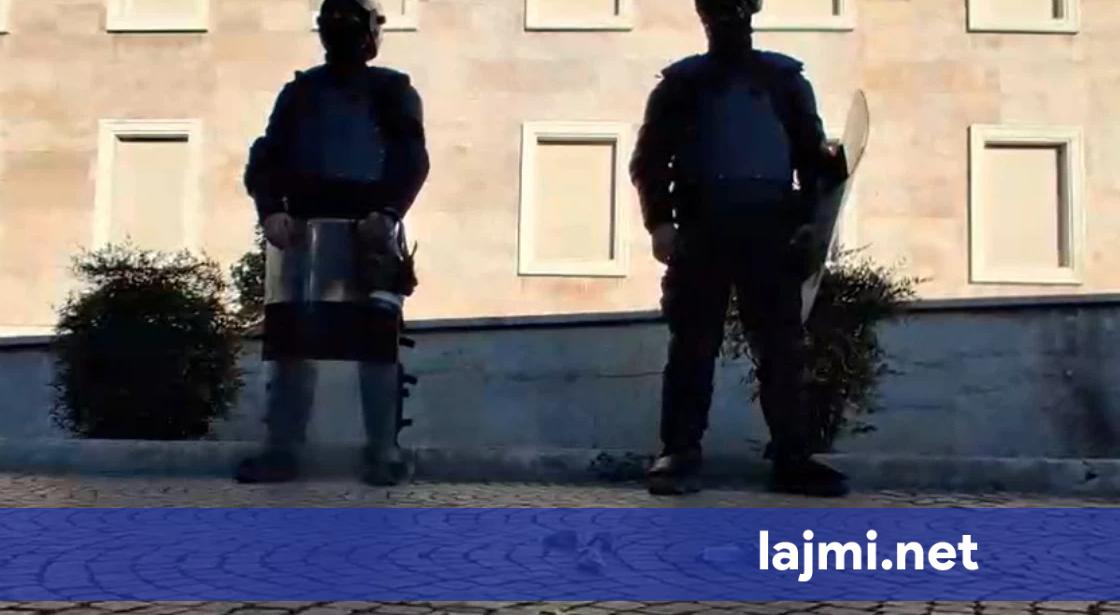 Protestuesit në Tiranë ironizojnë deklaratën e Ramës  hedhin dollarë fals drejt policëve para Kryeministrisë