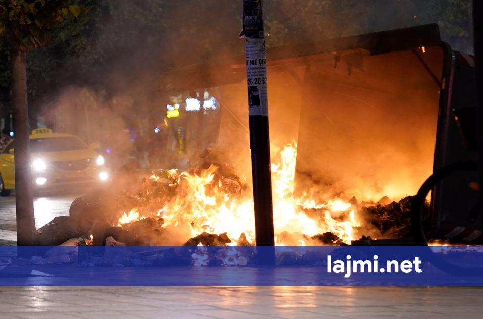 o-kriminela-polici-e-krimit-tensione-ne-protesten-e-studenteve-digjen-koshat-e-mbeturinave-ne-tirane