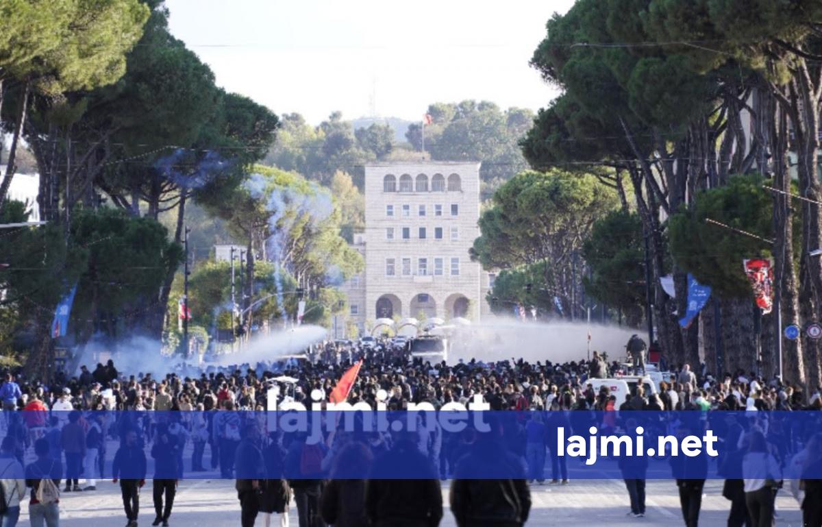 Tiranë  Protesta e shtatë mbyllet me përplasje e molotovë  sulmohet Gjykata e Apelit  310 të lënduar në një javë