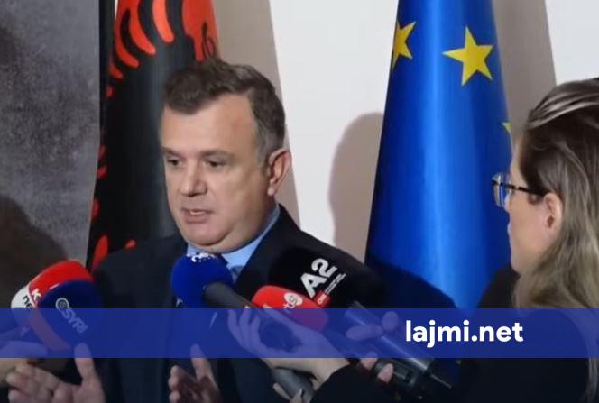 Taulant Balla fton studentët në dialog me Ramën  Duhet të ulemi