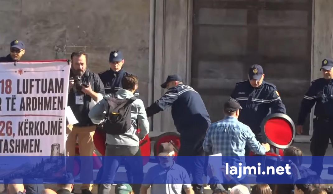 Protestuesit thyejnë karriget e vendosura nga Rama para Kryeministrisë  Refuzojmë dialogun  lironi studentët