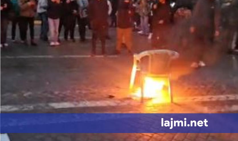 Tensione në bulevardin e Tiranës  protestuesit refuzojnë dialogun dhe i vënë flakën një karrigeje