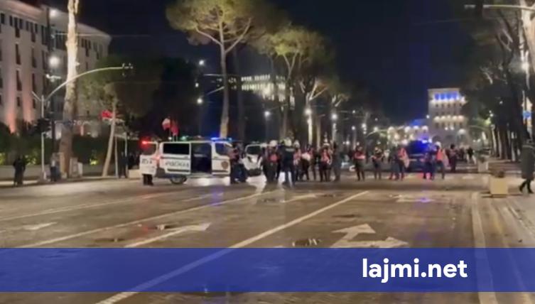 Tensione në protestën në Tiranë  efektivët  Shqiponja  mbërrijnë në Bulevard pas hedhjes së molotovëve
