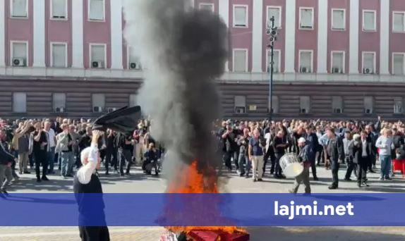 Protesta para Kryeministrisë  merr flakë  tavolina e dialogut  që e vendosi Rama