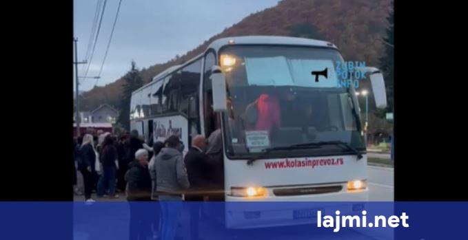 Qytetarë serbë nga Zubin Potoku nisen me autobusë drejt Serbisë për të votuar