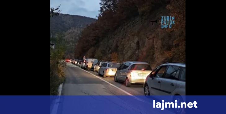Kolonë e gjatë në Bërnjak  qytetarë nga veriu nisen drejt vendvotimeve në Serbi