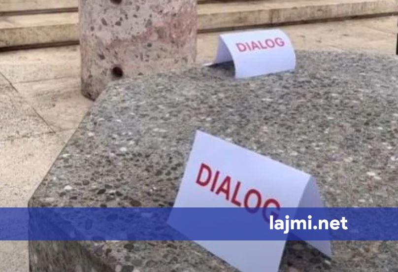 Rama vendos një tjetër tavolinë para Kryeministrisë  kësaj radhe prej guri  me mbishkrimin  Dialog 