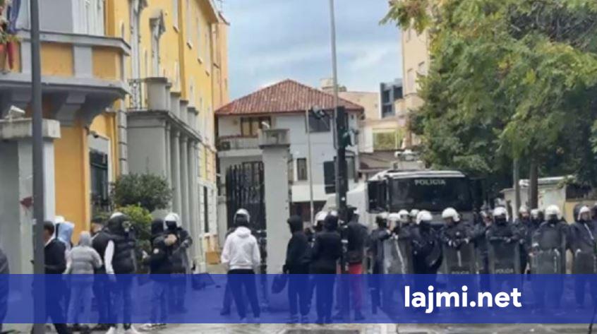Dita e 13 të e protestës  nis grumbullimi te Ministria e Arsimit