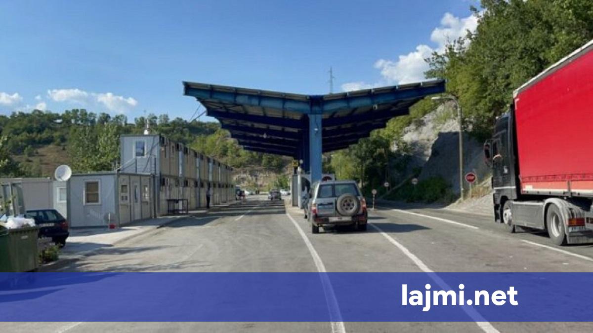Kolona kilometrike në Jarinjë e Merdarë  pritjet në kufi deri në 4 orë