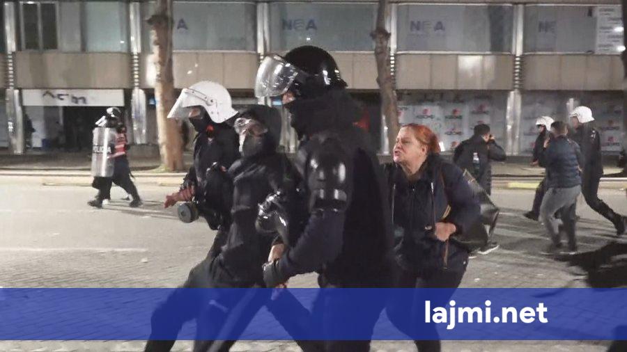 Policia reagon ndaj protestuesve  nisin shoqërimet e para