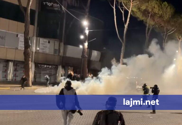 Tensione para Kryeministrisë  policia shpërndan protestuesit me gaz lotsjellës   Përplasje edhe me gazetarët