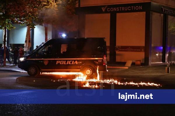Protesta e 13 të e studentëve në Tiranë mbyllet me përplasje e molotov