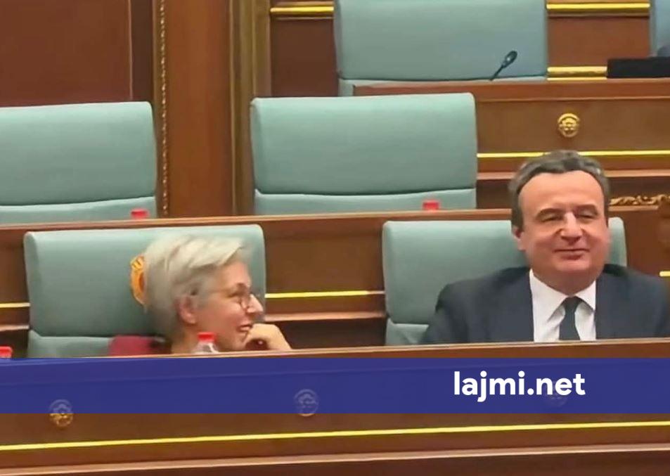 fshati-digjet-plaka-krihet-kritika-te-shumta-ndaj-kurtit-dhe-gervalles-qeshnin-pa-ndale-dje-ne-seancen-per-arlinda-zekajt