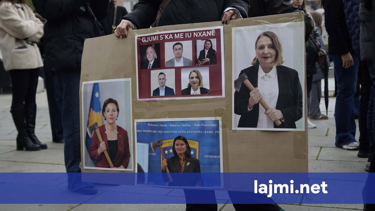 me-sepata-ne-duar-fotografite-e-zyrtareve-shfaqen-ne-protesten-per-arlinda-zekajn