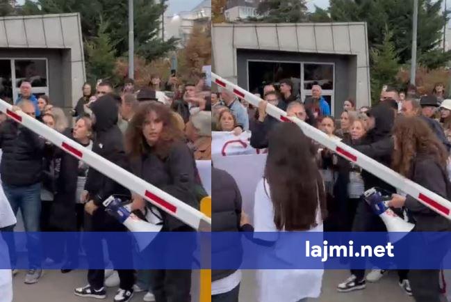 Protestuesit shkojnë tek Ministria e Drejtësisë  tentojnë të thyejnë barrierën
