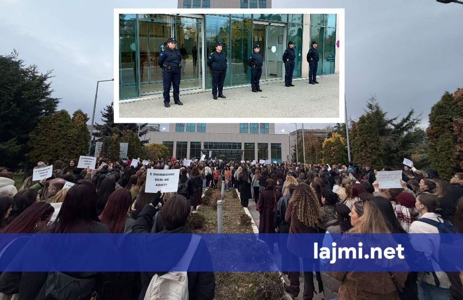 Oborri i ministrisë së Drejtësisë mbushet me protestues ku kërkohet dorëheqja e ministres Gërvalla  para derës vendosen zyrtaret policore