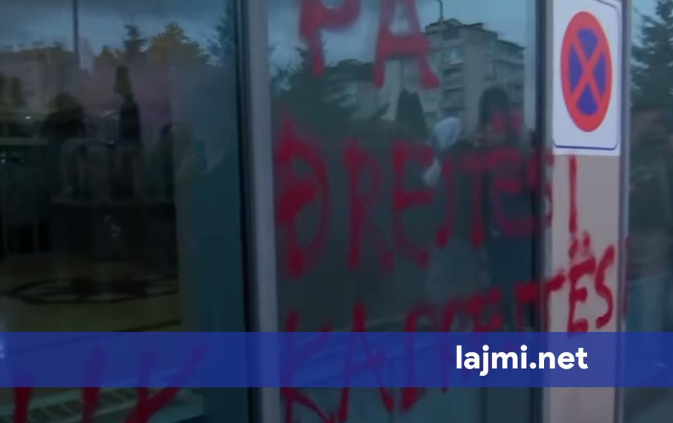  Pa drejtësi nuk ka drejtësi    Protestuesit shkruajnë thirrje në xhamat e Ministrisë së Drejtësisë