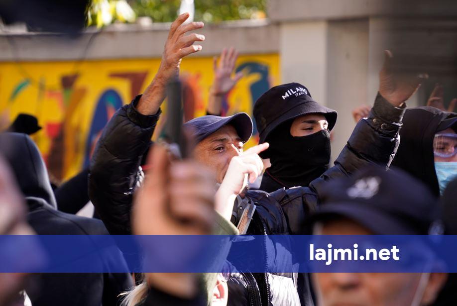 Hyjnë në fuqi masat e reja për protestat në Shqipëri  deri në 500 mijë lekë gjobë për protestuesit e maskuar që nuk i binden policisë