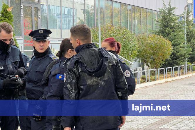 Protestat para objektit të Qeverisë  një policë goditet me vezë