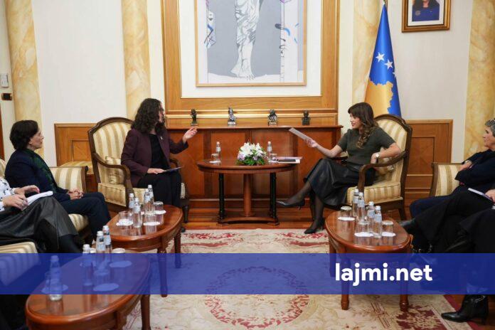 Haxhiu takon përfaqësueset e Rrjetit të Grave të Kosovës  diskutojnë avancimin e barazisë gjinore