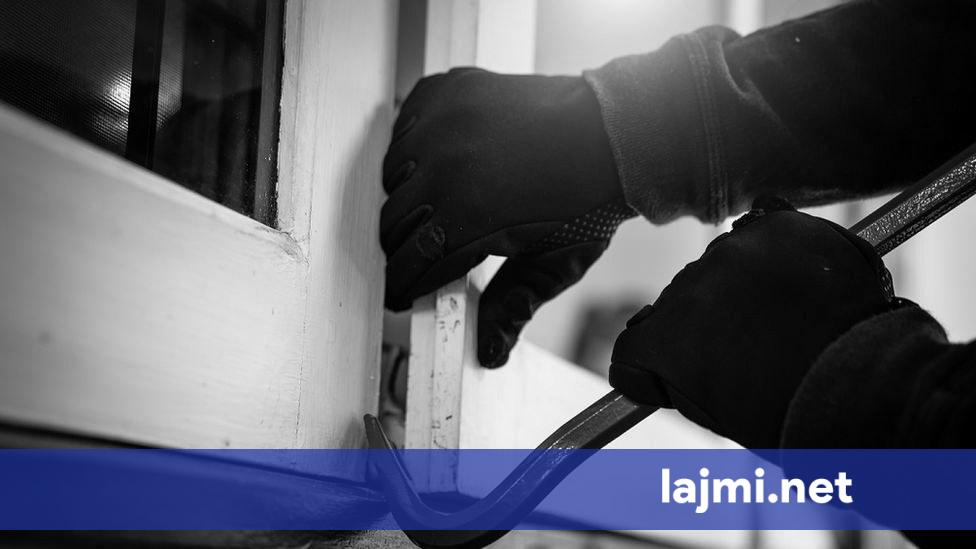 vjedhje-e-rende-ne-gjakove-vidhen-mbi-100-arme-zjarri-nga-nje-depo
