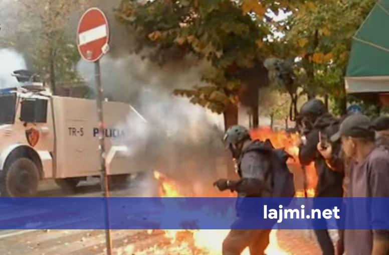 Eskalojnë protestuesit  hedhin bomba molotovë  policia përgjigjet me gaz lotsjellës dhe ujë në Tiranë