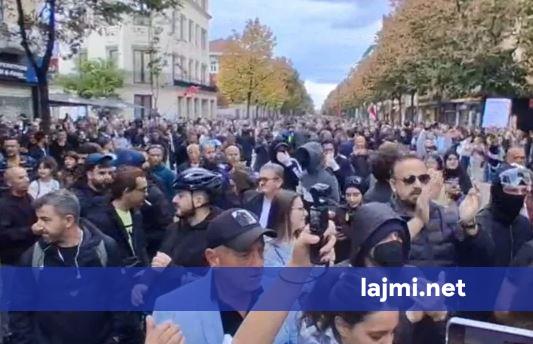 Studentët largojnë deputetët e opozitës dhe hodhën molotovë e gurë drejt Ministrisë së Arsimit