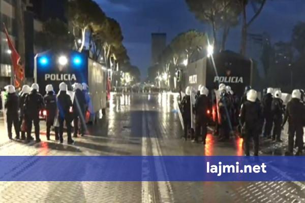 Protestat në Tiranë  tensione para Kryeministrisë