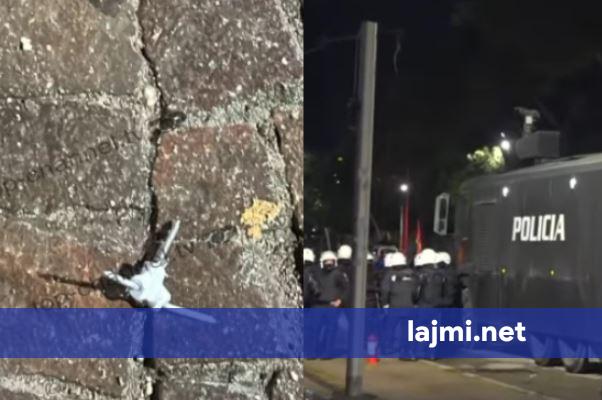 Protestuesit rrëzojnë dronin e policisë  vendosin tela gomëshpues për t i ngadalësuar autobotet e ujit